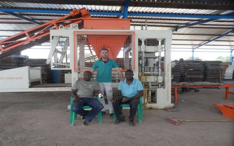 Hollow block and paving block machine in Mali