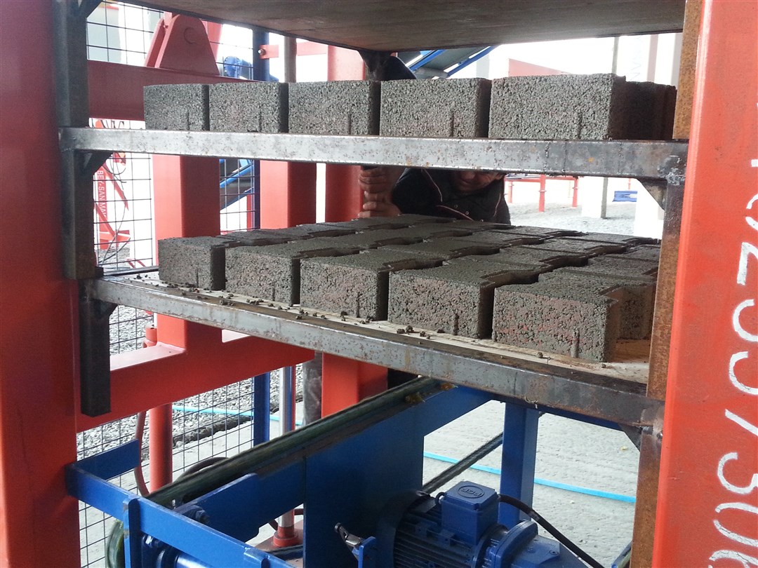 PRS400_semi-automatic_concrete_block_making_machine.jpg